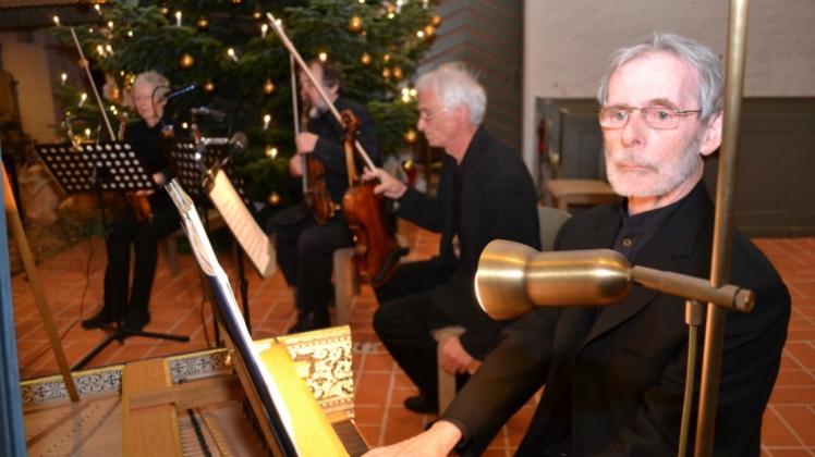 Mit einem Streicherensemble und überzeugenden Instrumental- und Gesangssolisten hat Peter Elgeti (rechts) sein Abschiedskonzert für die Freunde der Abendmusiken gestaltet. Mit einem Streicherensemble und überzeugenden Instrumental- und Gesangssolisten hat Peter Elgeti (rechts) sein Abschiedskonzert für die Freunde der Abendmusiken gestaltet.