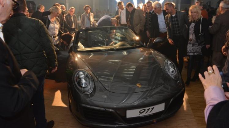 Unmittelbar nachdem in einer Inszenierung weiße Tücher von den beiden ausgestellten Modellen des neuen Porsche 911 gezogen worden waren, drängten sich Porsche-Fahrer und -Fans um die Sportwagen, 
