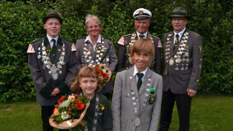 Die Schützenkönige in Adelheide: (hinten von links) Jugendkönig Marcel Brockmann, Königin Gunda Holldorf-Popken, König Hilmer Schwarting und Alterskönig Heino Mehlau sowie (vorne) Kinderkönigin Ines Einemann und Schülerkönig Fabio Brockmann. Die Schützenkönige in Adelheide: (hinten von links) Jugendkönig Marcel Brockmann, Königin Gunda Holldorf-Popken, König Hilmer Schwarting und Alterskönig Heino Mehlau sowie (vorne) Kinderkönigin Ines Einemann und Schülerkönig Fabio Brockmann.