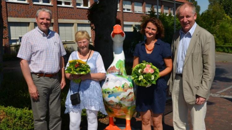 Ingrid Schmidt und Alexandra Tönnies (Mitte, von links) haben Glückwünsche von Personalrat Rainer Heinken und Erstem Gemeinderat Rainer Lange empfangen. 