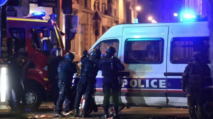 An mehreren Orten in Paris kam es am 13. November zu Anschlägen. Der Bewohner einer Flüchtlingsunterkunft hatte zuvor gegenüber Mitbewohnern derartige Attacken angedeutet. Der Verdacht, er sei Mitwisser, bestätigte sich aber nicht. 