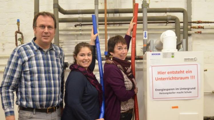 Im Heizungskeller des RUZ Hollen entsteht derzeit ein neuer Unterrichtsraum. Martin Brinkmann, Katharina Witte und Marina Becker-Kückens (von links) richten ihn ein. 