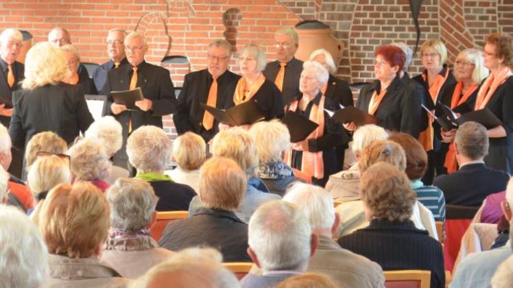 Trugen maßgeblich zum Erfolg des Benefizkonzerts in der Scheune des Dorfparks Falkenburg bei: die Sängerinnen und Sänger des Gemischten Chores Falkenburg. 