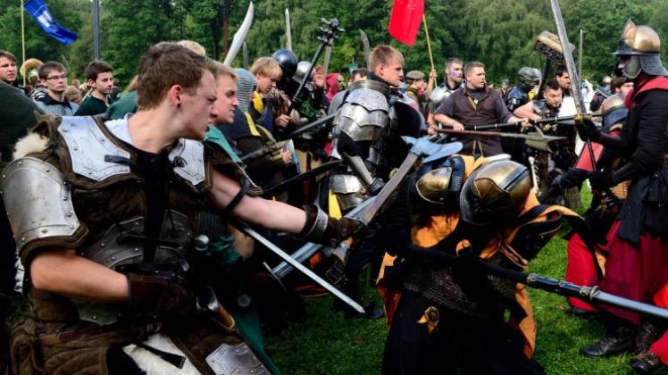 Raufereien sind bei den Rollenspielen erwünscht: Bei den großen Events wie hier auf dem Schlachtfeld bei Brokeloh (Kreis Nienburg) kommen bis zu 8000 Spieler. 