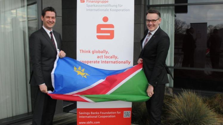 Zwei Jahre lang wird Holger Gerdes (links) in Namibia dem Mikrofinanzinstitut Kongalend Aufbauhilfe leisten. Oliver Roosen, Personalvorstand der Sparkasse Emsland, unterstützt das Engagement des Hareners. 