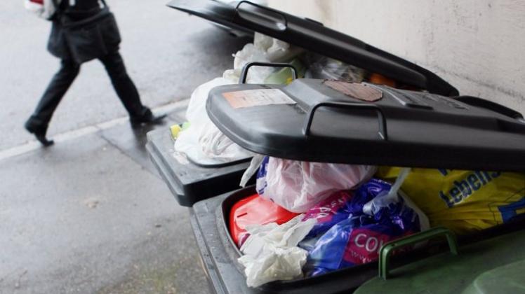 Die Müllabfuhr in Delmenhorst wird 2016 teurer. Symbolfoto: dpa