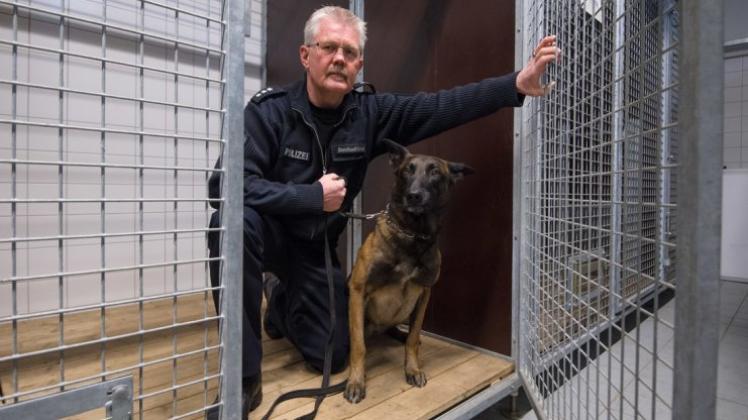 Hauptkommissar Gregor Buscher öffnet die Tür zum Hundezwinger der Polizeiinspektion an der Marktstraße. Hier sind die Diensthunde wie Maddox im Regelfall nur kurzzeitig untergebracht. 