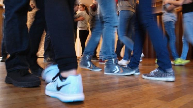 Seit, Seit, Tipp: Im Discofox „atemlos“ übers Parkett. Auch unter Jugendlichen liegen Standardtänze derzeit im Trend, wie hier bei der Tanzschule Reinebold in Mettingen. 