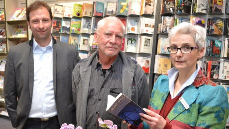 Sabine Jünemann konnte am Mittwoch zur Lesung anlässlich der Aktionswoche Alkohol Autor Wilfried Stüven und Henning Fietz von der drob in ihrer Buchhandlung begrüßen. 