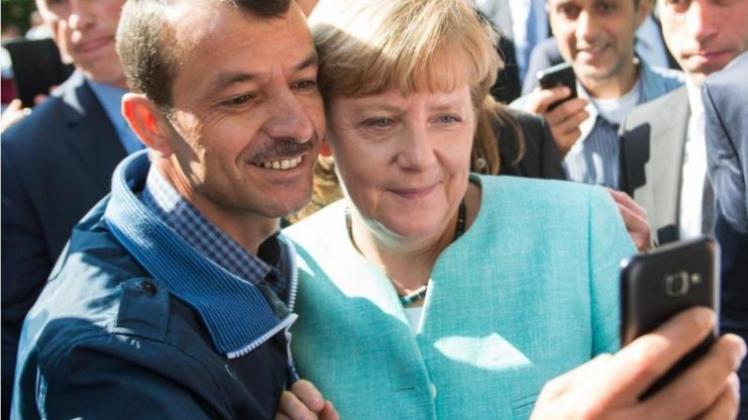 Selfie mit Angela Merkel in einer Erstaufnahmeeinrichtung für Asylbewerber: Unter Flüchtlingen dürfte die Kanzlerin derzeit populärer sein als bei ihren Parteimitgliedern. 