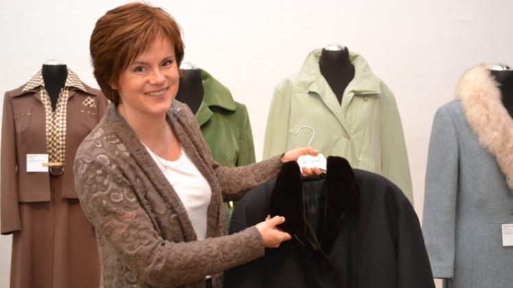 Kleidungsstücke wie diese Jacke mit Kunstpelz aus der Winterkollektion 1998 hat Antje Iselhorst bei Delmod entworfen. Kleidungsstücke wie diese Jacke mit Kunstpelz aus der Winterkollektion 1998 hat Antje Iselhorst bei Delmod entworfen.
