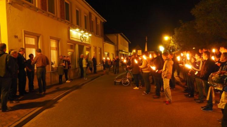 Mit einem Fackelzug ehrte der TuS Neuenkirchen seine Vereinswirtin Gina Seep. Fotos: Ilona Uphaus Mit einem Fackelzug ehrte der TuS Neuenkirchen seine Vereinswirtin Gina Seep. Fotos: Ilona Uphaus