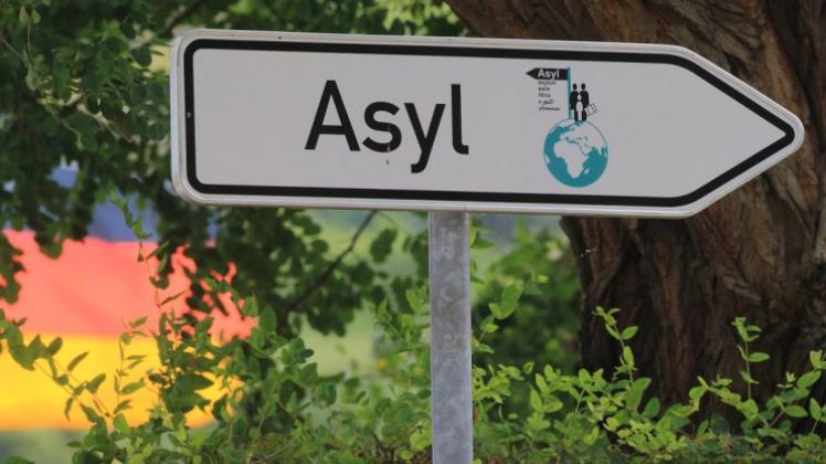 Hier geht es lang: Ein Schild weist Asylbewerbern die richtige Richtung. Doch woher kommen die Menschen, die in Deutschland einen Antrag stellen? 