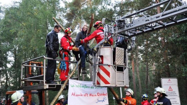 Ein Atomkraftgegner hat am frühen Dienstagmorgen vor der Brennelementefabrik von ANF im Lingener Industriepark einen größeren Einsatz von Polizei und Feuerwehr ausgelöst.