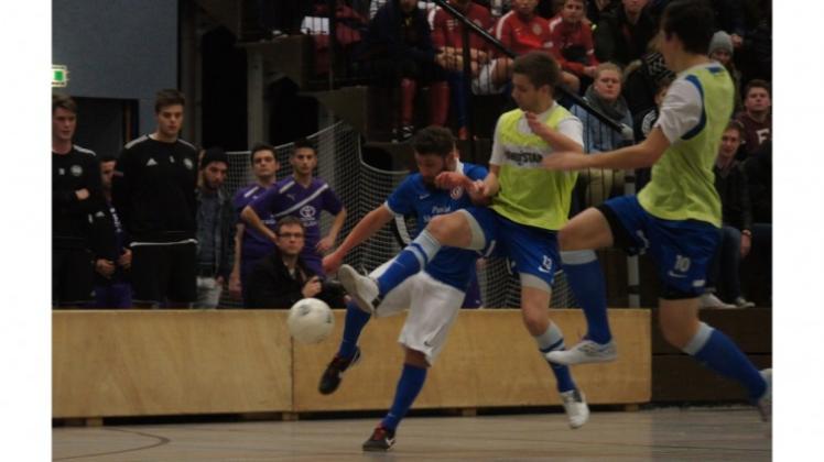 Sprangen in die nächste Runde: Die Fußballer des SV Baris (blaue Trikots) und des Harpstedter TB, der gestern die Gruppe A in Hude gewann. 