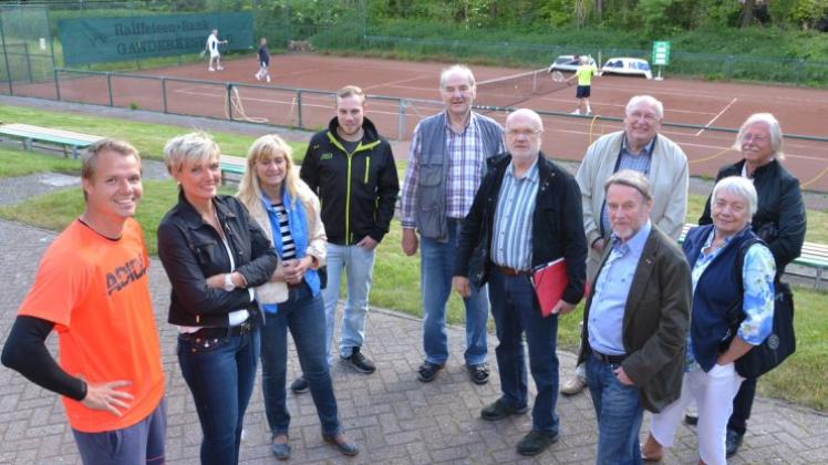 Der neue GTV-Vorstand stellt die Pläne vor: (von links) Patrick Jersch (2. Vorsitzender) und Alexandra Wessel (1. Vorsitzende) im Gespräch mit der Ganderkeseer SPD-Fraktion. Der Tennisplatz im Hintergrund könnte bald zum Kleinfußballfeld werden.