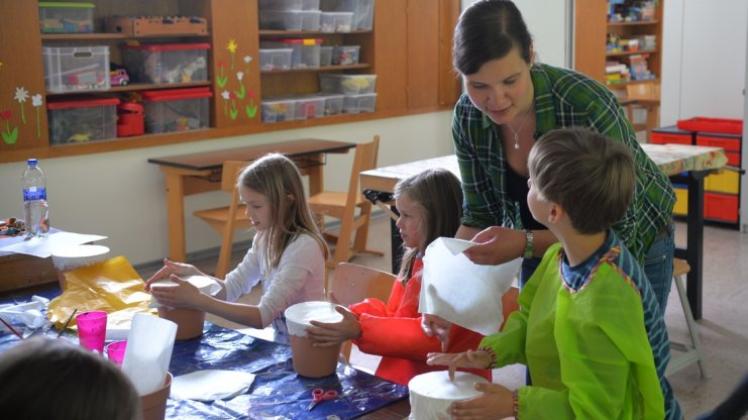 Lehrerin Lea Dühnen, hier beim Bau von Blumentopftrommeln, koordiniert das Projekt „musikalische Grundschule“ an der Grundschule in Schepsdorf. 