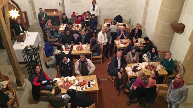 In der evangelischen Kirche in Lengerich haben die örtlichen Integrationslotsen gemeinsam mit rund 35 Flüchtlingen und Vertretern der Gemeinde ein weihnachtliches Lichterfest gefeiert. 