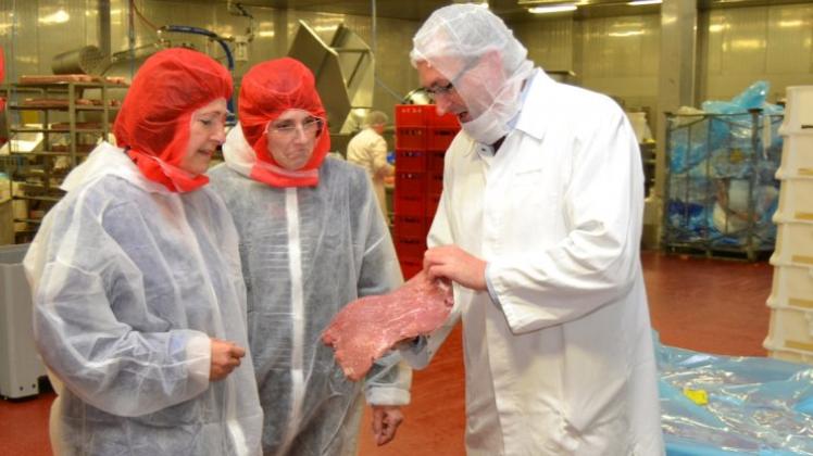So wird die Wurst gemacht: Werkleiter Andreas Hundertmark erläutert Astrid Grotelüschen (links) und Annette Schwarz im laufenden Prozess, wie das angelieferte Fleisch verarbeitet wird. 