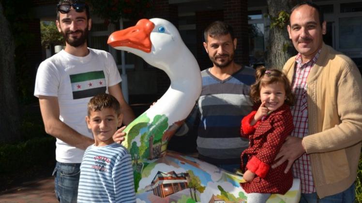 Basel Taifour, Jamal Al Meshaal und Hekmat Taifour (hinten von links) mit seinen Kindern Zien (7) und Aisha (3) sind froh, gut in Deutschland angekommen und freundlich in Ganderkesee aufgenommen worden zu sein. 