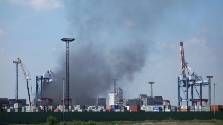 Rauchschwaden ziehen in Bremerhaven über ein Frachtschiff im Überseehafen. Bei Bergungsarbeiten ist auf dem Schiff ein Feuer ausgebrochen. Am 14.05.2015 war bei Verladearbeiten eine Containerbrücke gebrochen und in den Laderaum des Frachtschiffs gestürzt. 