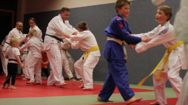 Junge und ältere Judoka üben bei der SVO zusammen Wurftechniken. 