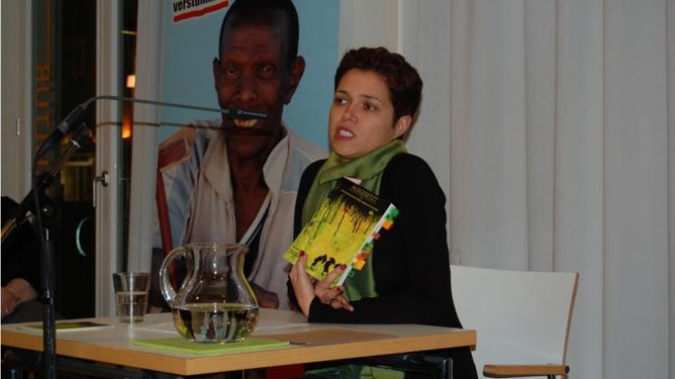 Die mittlerweile geheilte Lepra-Patientin Evelyne Leandro las im Osnabrück Forum am Dom aus ihrem Buch. 