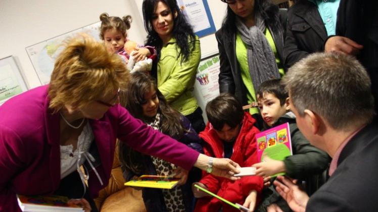 Susanne Mittag hat am Freitag 300 Malbücher für Flüchtlingskinder übergeben. 