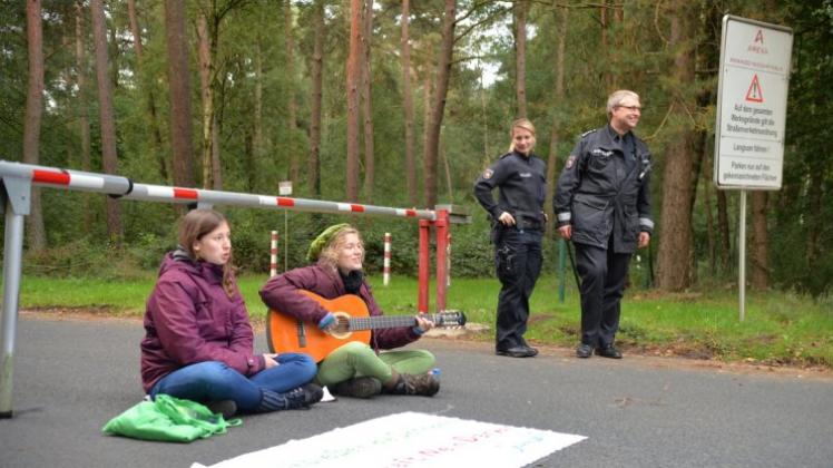 Ein knappes Dutzend Umweltaktivisten blockiert seit dem frühen Montagmorgen die Brennelementefabrik in Lingen. Zwischen Demonstranten und Polizei herrscht eine friedliche  Stimmung. 