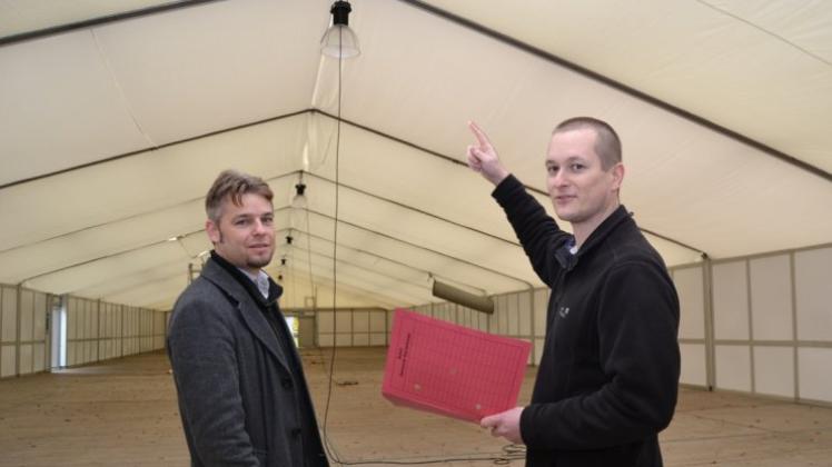 Die Mobilhalle für Flüchtlinge im Stadion am Habbrügger Weg in Ganderkesee wird aufgebaut. Die Mobilhalle für Flüchtlinge im Stadion am Habbrügger Weg in Ganderkesee wird aufgebaut.