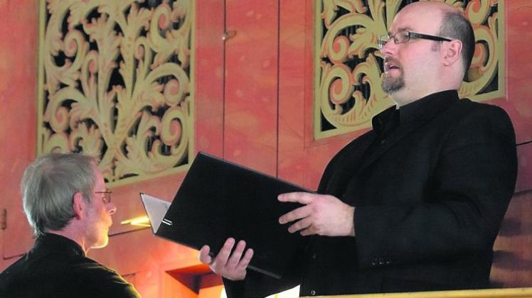 Ralf Mühlbrandt (rechts, hier mit Peter Elgeti in Ganderkesee) lädt für Mittwoch, 30. Dezember, zu einem Konzert in die Schönemoorer Kirche ein. Archivfoto: Andreas Nistler Ralf Mühlbrandt (rechts, hier mit Peter Elgeti in Ganderkesee) lädt für Mittwoch, 30. Dezember, zu einem Konzert in die Schönemoorer Kirche ein. Archivfoto: Andreas Nistler