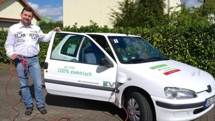 In Aufbruchstimmung: Thorsten Elixmann tritt mit seinem selbst umgebauten E-Mobil zur Europa-Rallye an, die 2014 zum ersten Mal veranstaltet wurde. 