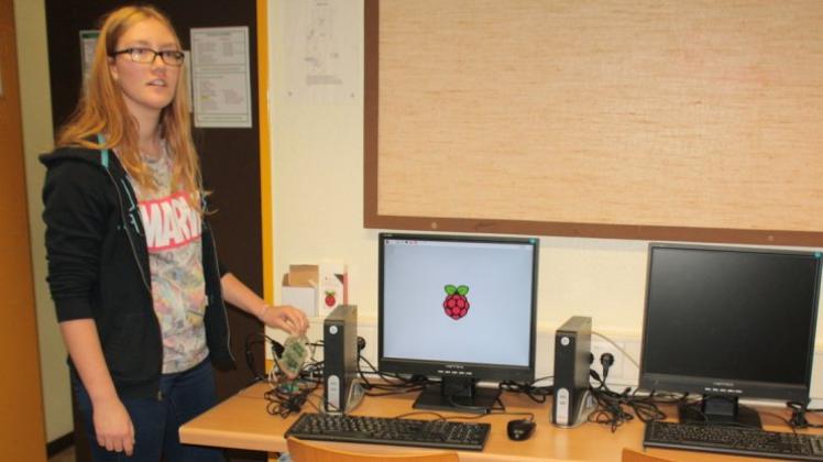Jana Wolters, Elftklässlerin am Lingener Franziskusgymnasium, erklärt den Aufbau eines Raspberry Pi’s und die Verbindung mit einem Computerlaufwerk. 