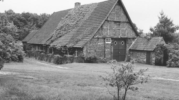 Das Doppelheuerhaus des Bauern Trame in Wallenhorst-Hollage wurde 1699 erbaut. Das Foto zeigt das Gebäude im Zustand von 1987. 
