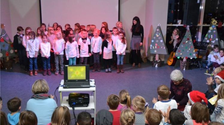 Der Chor der Grundschule Schierbrok sang für Schüler, Lehrer, Eltern und Gäste beim Lichterzauber. 