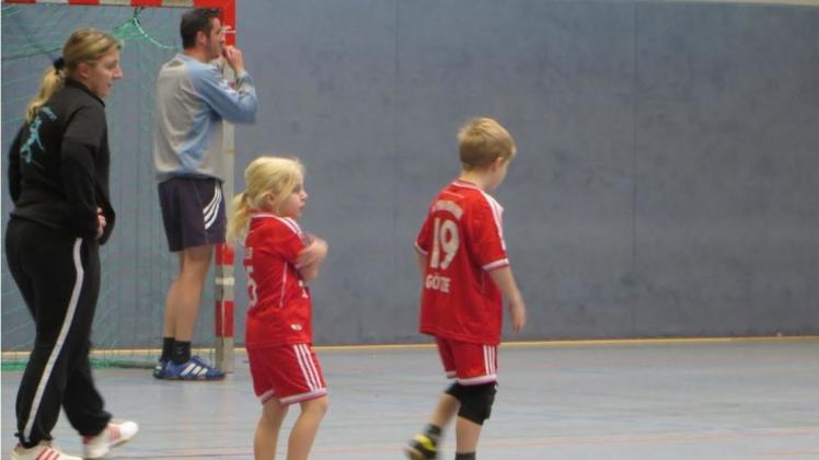 Alt und jung: Das Zusammenspiel im Familienverbund machte den HSG-Handballern viel Spaß. 