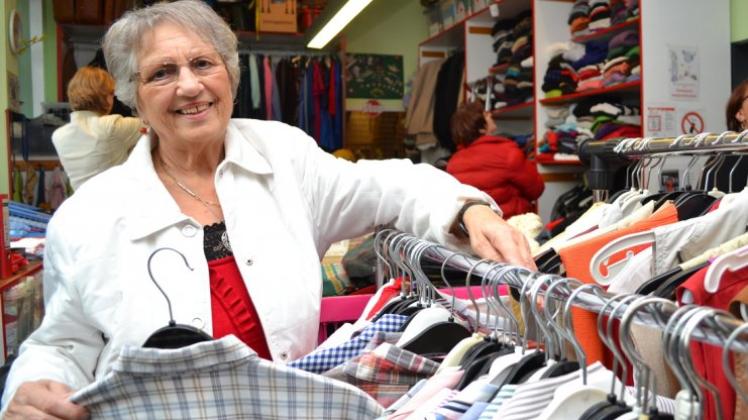 Erika Funk leitet das ehrenamtliche Team der Kleiderkammer des Deutschen Roten Kreuzes an der Schulstraße. Die 79-Jährige möchte auch weiterhin vielen Menschen helfen. Erika Funk leitet das ehrenamtliche Team der Kleiderkammer des Deutschen Roten Kreuzes an der Schulstraße. Die 79-Jährige möchte auch weiterhin vielen Menschen helfen.