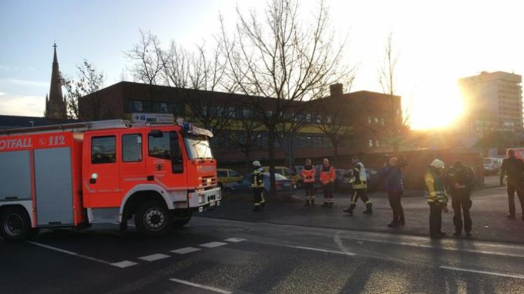 Alle Feuerwehren aus dem Delmenhorster Stadtgebiet sind im Einsatz, der Gefahrgutzug wird erwartet. 