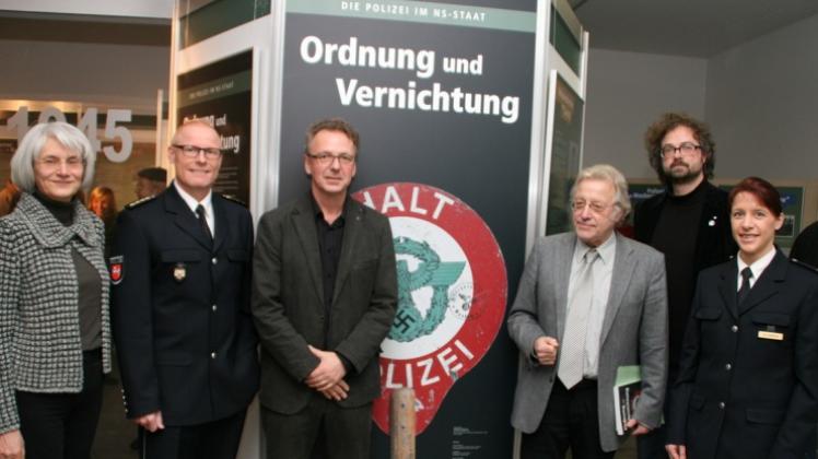 An der Eröffnung der Ausstellung „Ordnung und Vernichtung – Die Polizei im NS-Staat“ nahmen auch Andrea Kaltofen, Karl-Heinz Brüggemann, Dirk Götting, Heiner Reinert, Sebastian Weitkamp und Martina Schümers teil. 