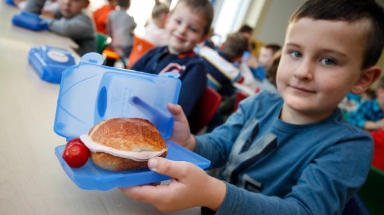 Ein frisch gebackenes Brötchen mit Kinderwurst oder Rindersalamie sowie zwei Tomaten waren in den Brotdosen der von der Kreishandwerkerschaft Osnabrück imitierten „Aktion Schulfrühstück“. 