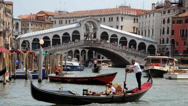 Rushhour auf dem Canal Grande: Gondeln bestimmen das Bild in Venedig - trotz der vielen motorisierten Wasserfahrzeuge. 