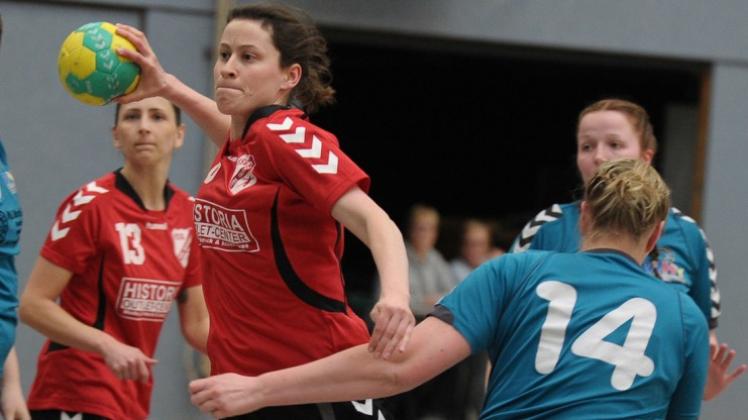 Haben die Weser-Ems-Liga-Meisterschaft im Visier: die Handballerinnen der HSG Hude/Falkenburg II um Gitta Hoffmann (links) und Inke Meyerholz (beim Wurf). 