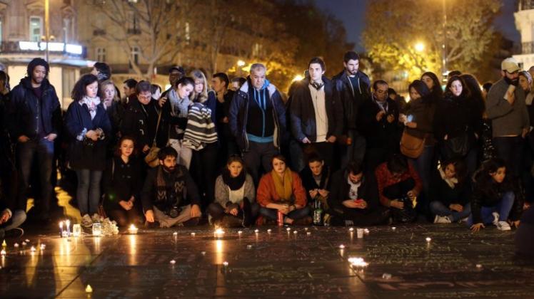 Werte einen die Bürger freier Gesellschaften. Und das oft mehr, als sie selbst ahnen: Menschen gedenken auf der Pariser Place de la République der Opfer der Terroranschläge. 