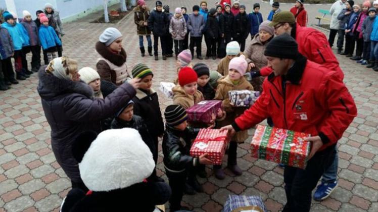 Waldemar Nuss (rechts) verteilt Weihnachtspäckchen aus Deutschland an Kinder in Odessa (Ukraine) am Schwarzen Meer. 