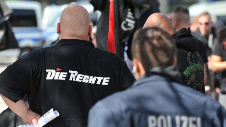 Vorurteile gegen Migranten gibt es nicht nur in Dresden. Hier ein Anhänger der Partei „Die Rechte“, aufgenommen Ende August in Goslar (Niedersachsen). Die von der rechtsextremistischen Partei angemeldete Kundgebung richtet sich gegen die Pläne, in der Harzstadt Flüchtlinge aufzunehmen. 