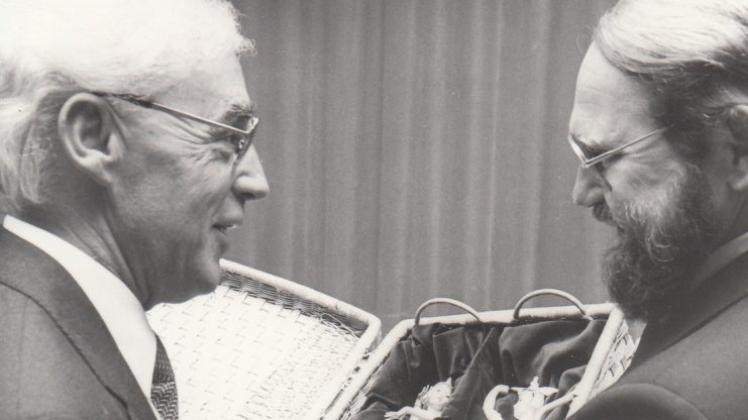 Bürgermeister Hans-Christian Schack (rechts) überreicht Heinz Huhs 1987 ein Geschenk zum Abschied als Gemeindedirektor. Bildvorlage: DK-Archiv