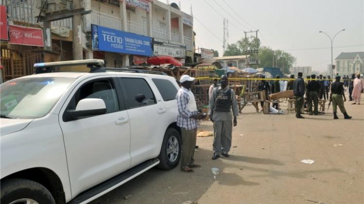 In den vergangenen Wochen hatte Boko Haram wieder verstärkt in den Nachbarländern zugeschlagen. So sprengten sich am Samstag zwei Selbstmordattentäterinnen im Norden Kameruns in die Luft; sie rissen fünf Menschen mit in den Tod. 