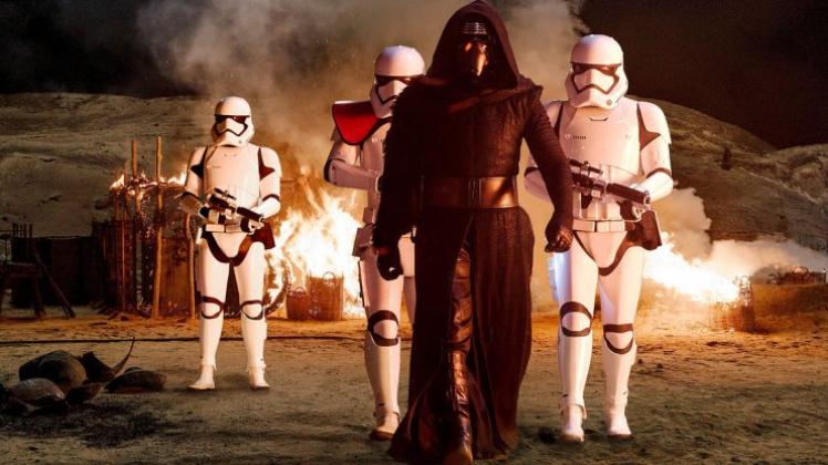 Stars Wars lässt die Kinokassen klingeln: Kylo Ren (Adam Driver) mit Stormtroopers in einer Szene des neuen Kinofilms „Star Wars: Episode VII - Das Erwachen der Macht“. 