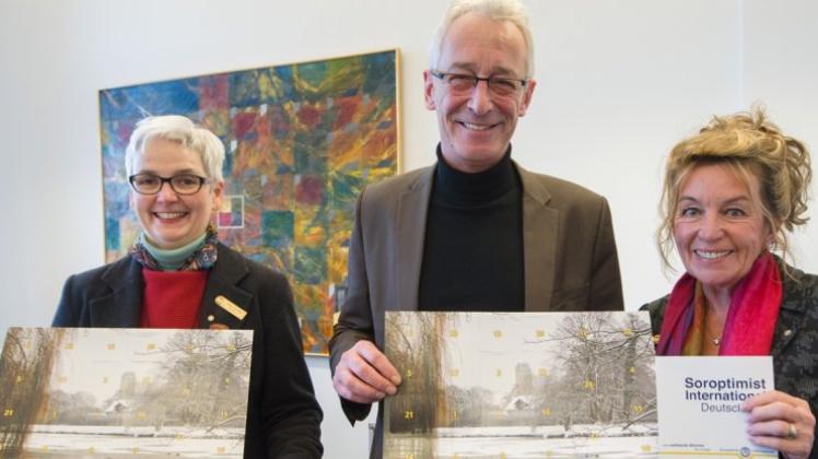 Sabine Jünemann (links) und Regina Ungethüm-Meißner hatten Oberbürgermeister Axel Jahnz schnell von der Idee des besonderen Adventskalenders für Delmenhorst überzeugt. 