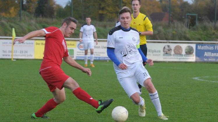 Gerechtes Remis: Die Kreisliga-Fußballer des VfL Wildeshausen II mit Christoph Haverkamp (links) und des TSV Ganderkesee um Arne Bremermann trennten sich mit einem 1:1. Gerechtes Remis: Die Kreisliga-Fußballer des VfL Wildeshausen II mit Christoph Haverkamp (links) und des TSV Ganderkesee um Arne Bremermann trennten sich mit einem 1:1.